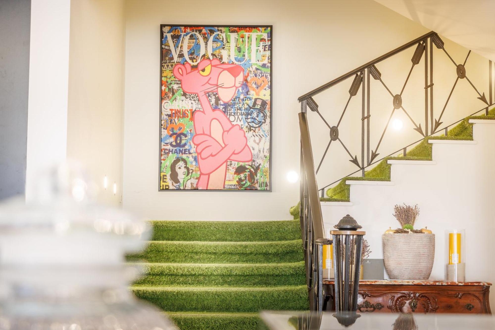 Belfry & Spa By Ligne St Barth Lourdes Luaran gambar Installation of a painting by the artist